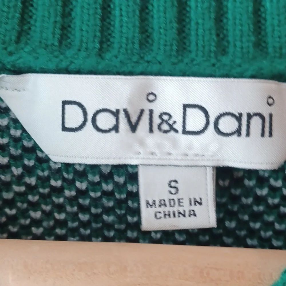 DAVI & DANI Emerald Knit Sweater with Monochrome Details Hankercheif Design - Picture 2 of 3